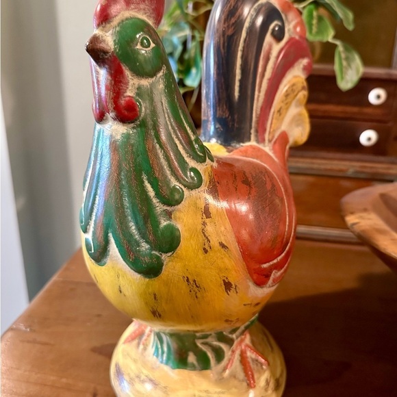 12” RUSTIC, STONEWARE ROOSTER FEATURING A BEAUTIFUL DISPLAY OF COLOR. - Picture 7 of 8